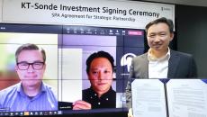 Executive Director Lim Seung-hyuk (right), head of KT's Digital & Bio Health Business Group, is taking a photo after signing a strategic partnership with Sonde Health CEO David Liu (center) and COO Jim Harper (left)